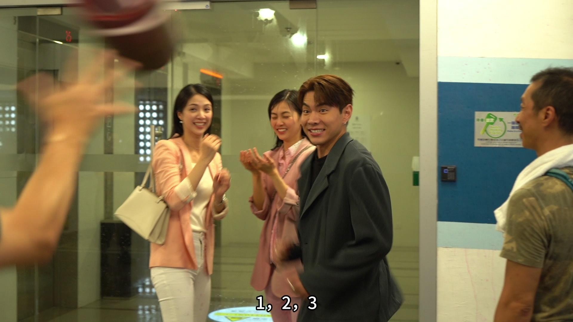 淋紅油場口,天宇拍呢個動作嘅時候、似足雜耍現場。