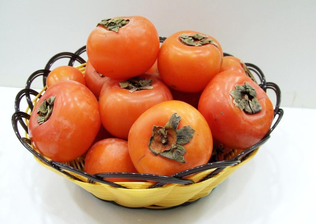 若以柿子作為秋季水果選項,需掌握適量原則、留意糖分攝取,搭配均衡飲食。國健署建議與富含蛋白質或健康脂肪的食物搭配,例如搭配乳酪、豆漿或小量堅果,能延緩血糖上升、增加飽足感。