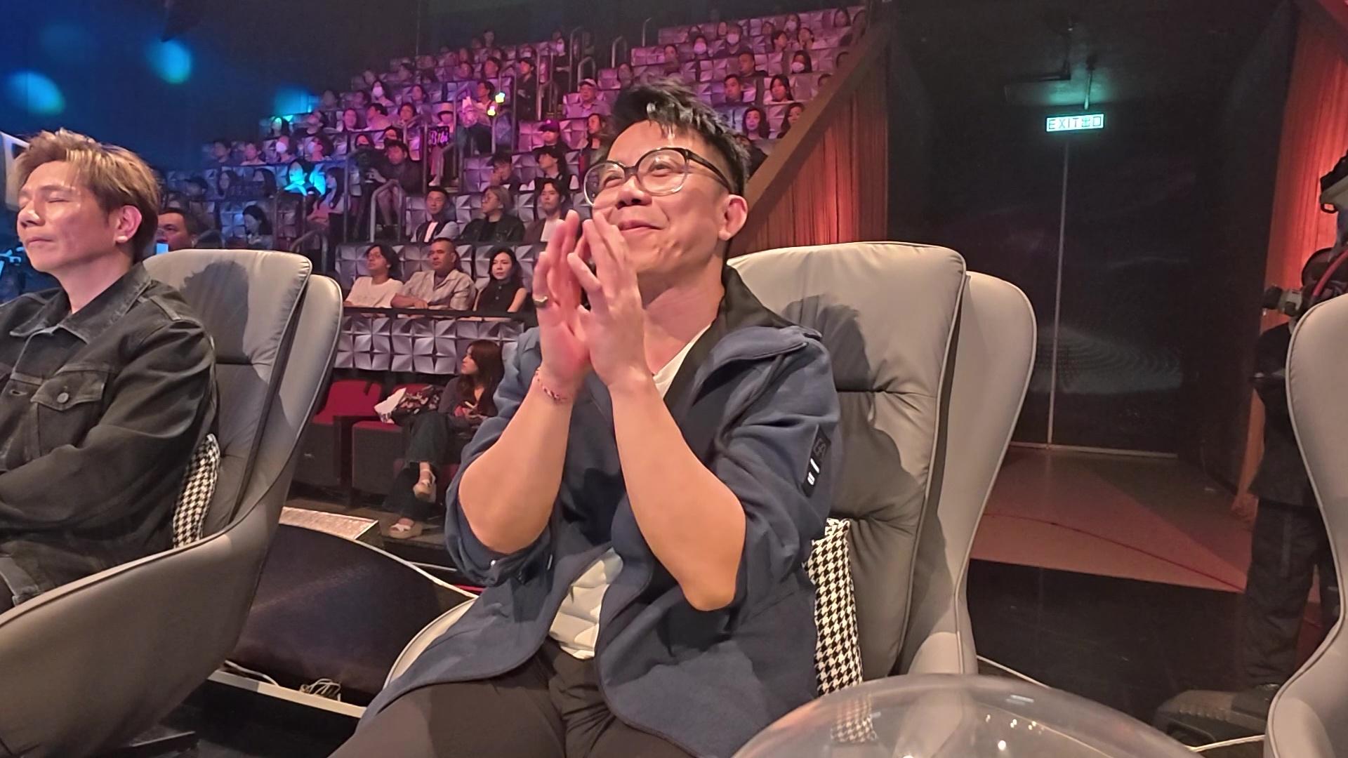 二人以無伴奏開場,連評審陳奐仁聽到拍哂手。