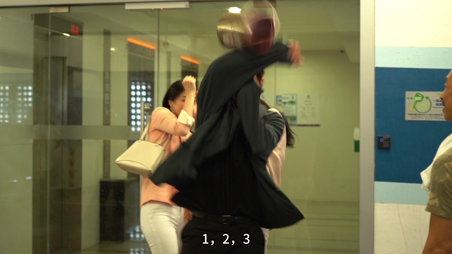 淋紅油場口,天宇拍呢個動作嘅時候、似足雜耍現場。