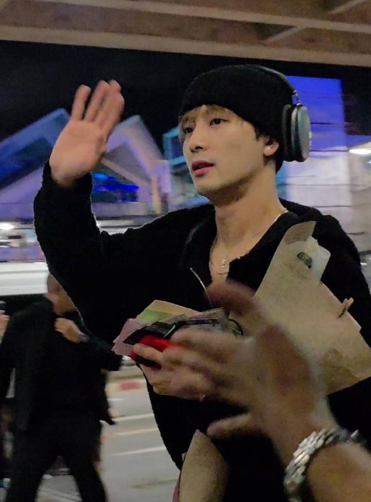 Jackson於9月30日深夜抵達泰國後,立刻熱情地與守候接機的粉絲互動