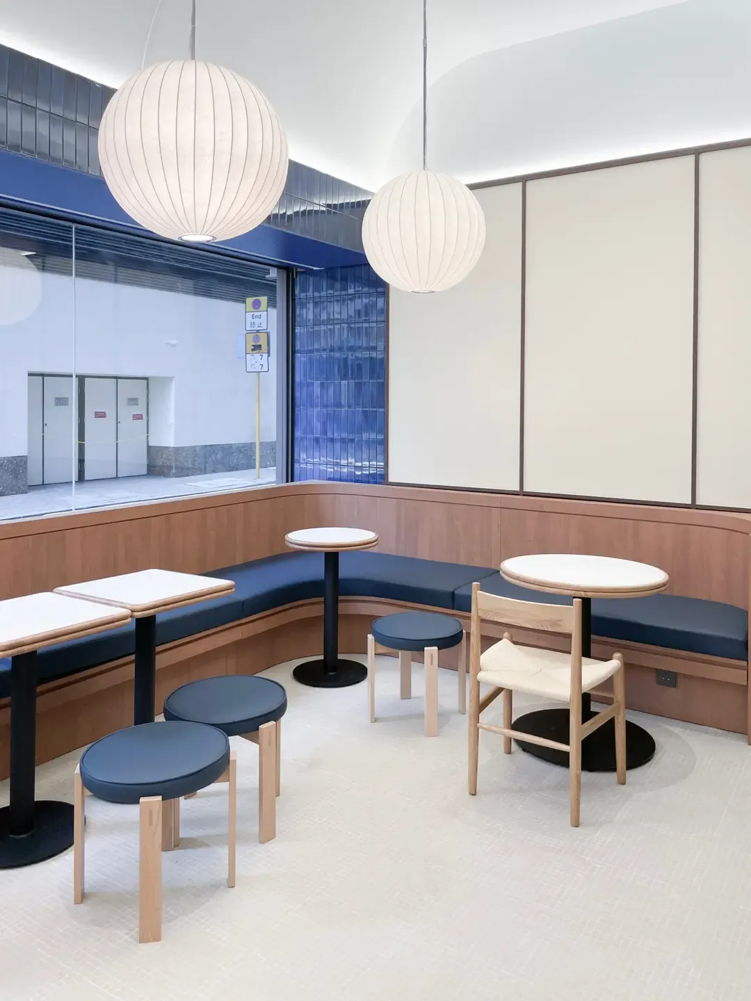 裝修延續簡約藍系風格 推出香港限定口味