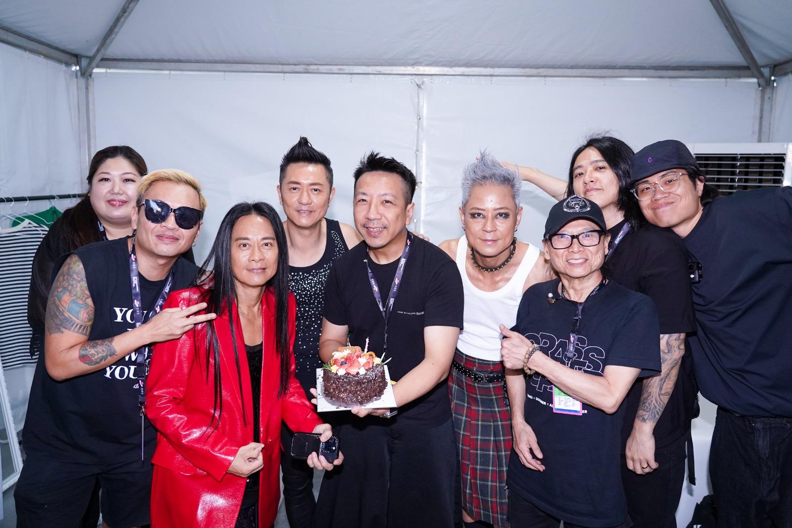 草蜢偕逾20位樂手及舞蹈藝人赴廣州演出。