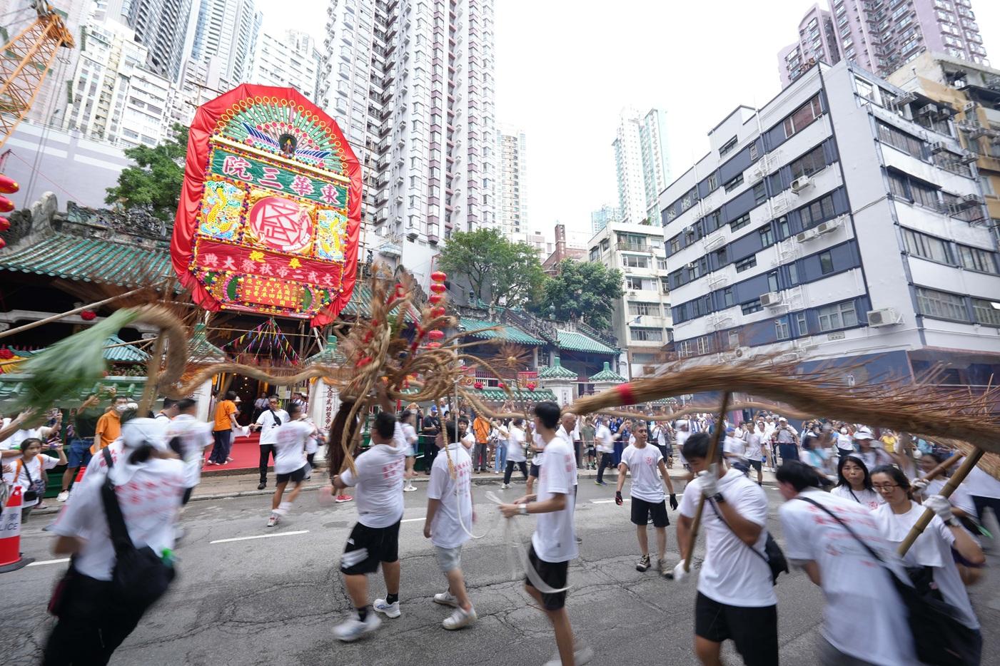 今年秋祭,約500人的出巡隊伍於中上環一帶巡遊。(圖片來源:東華三院)