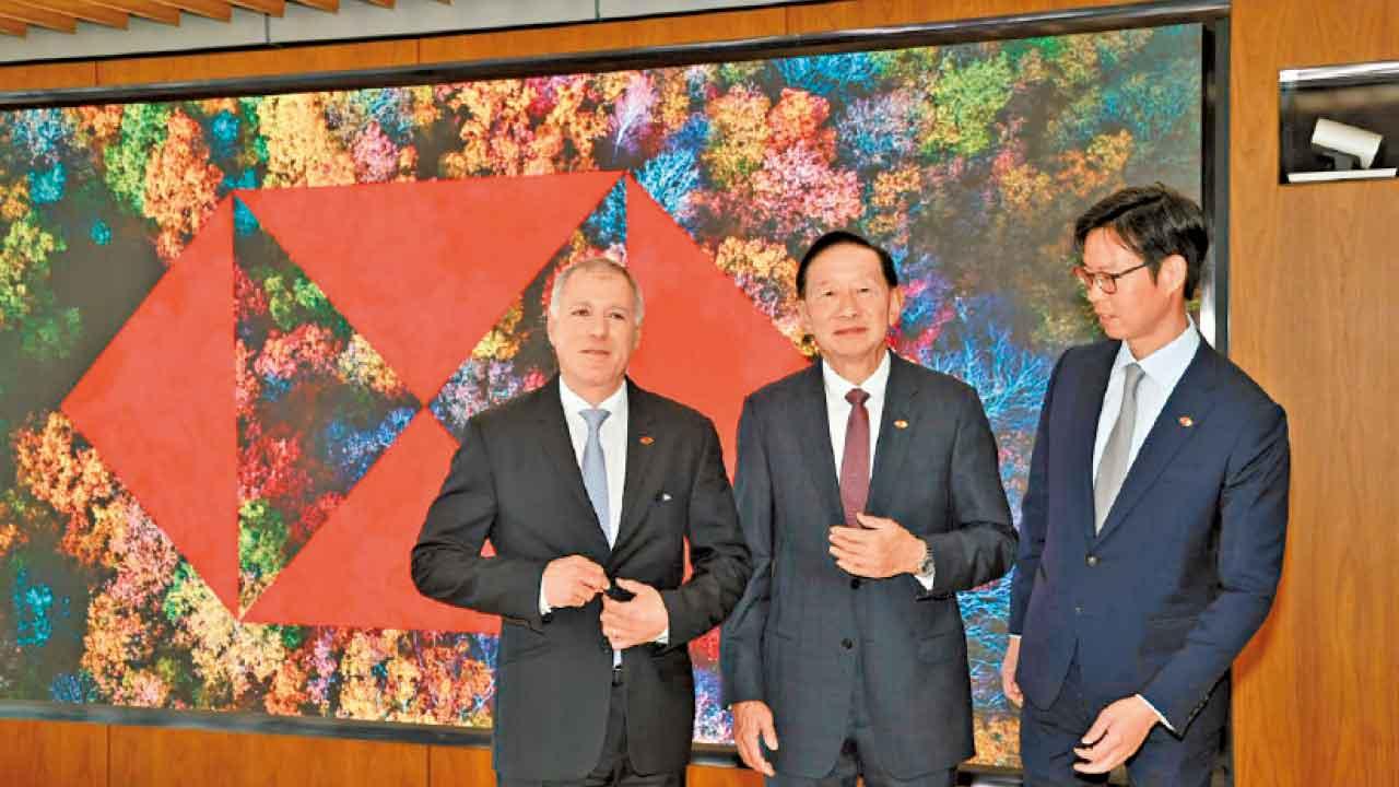 廖宜建(右)指,私有化對恒生股東具吸引力;左為艾橋智。