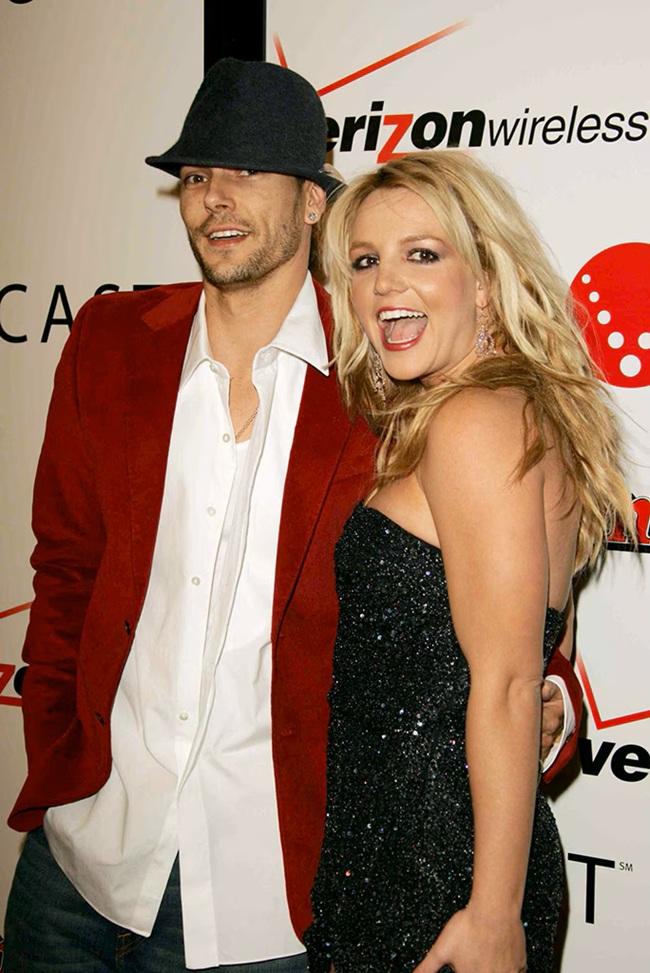 Britney與Kevin在2004年結婚,2007年離婚,育有兩名兒子,也是跟Kevin生活。