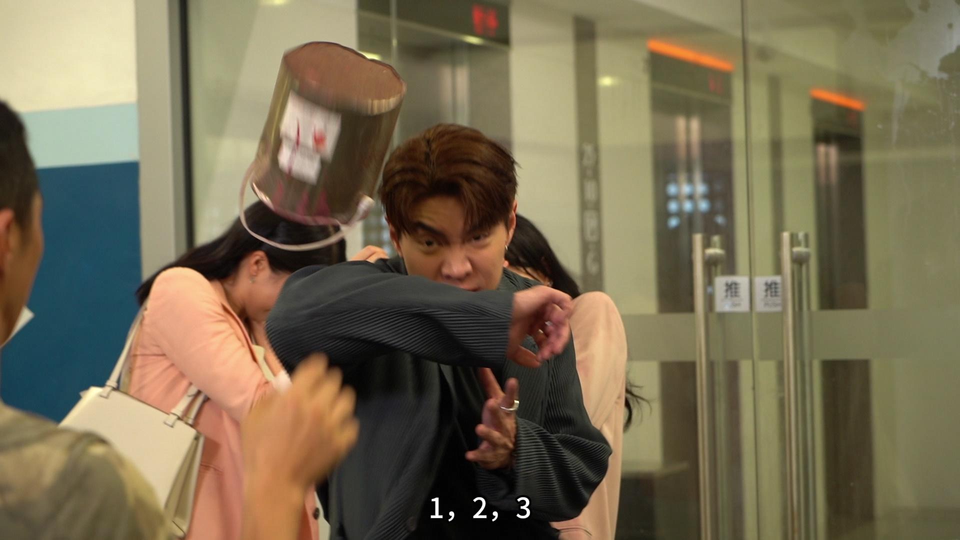 淋紅油場口,天宇拍呢個動作嘅時候、似足雜耍現場。