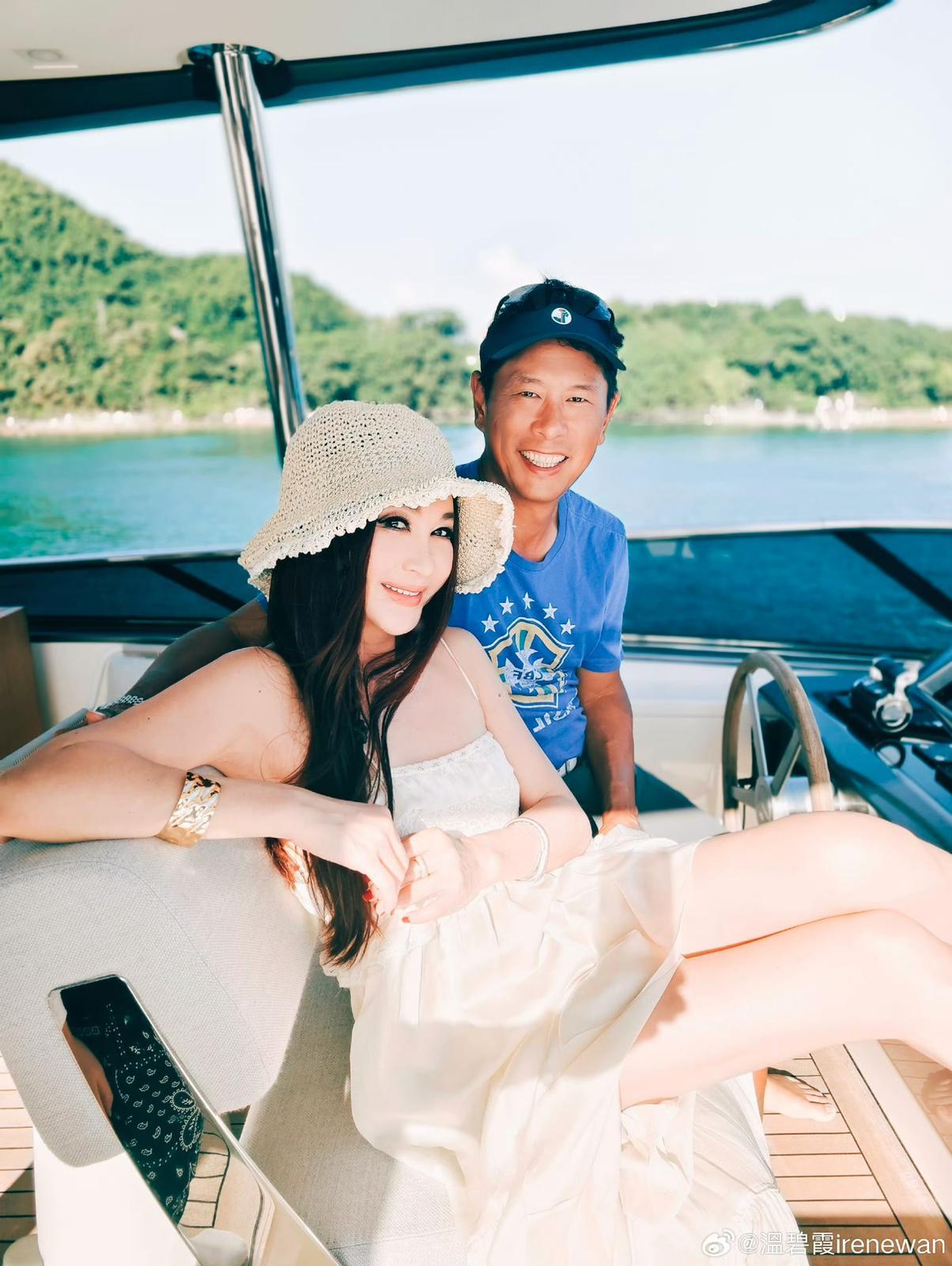 溫碧霞與丈夫出名恩愛。