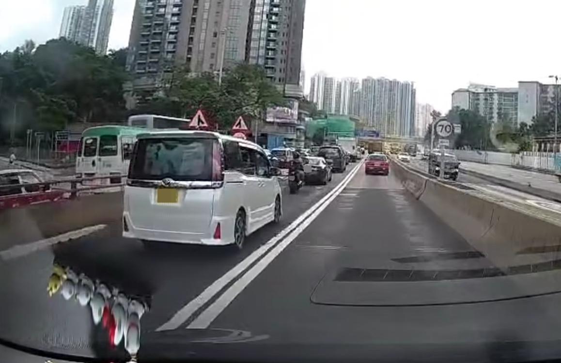 觀塘道發生驚險車禍。(fb「車cam L(香港群組)」圖片)