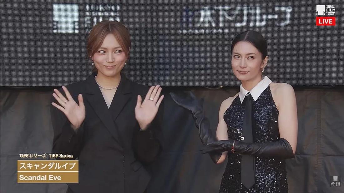 柴咲幸(右)現身與川口春奈宣傳新作。