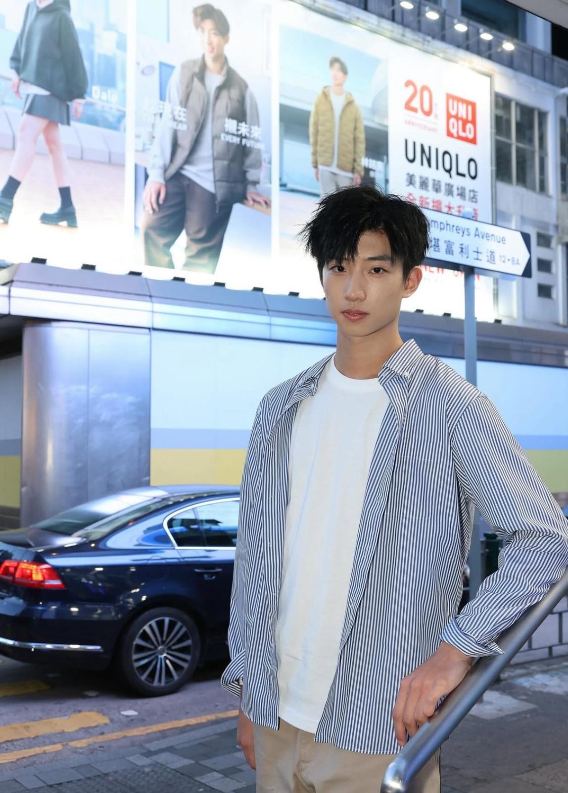 林銘夫在自己廣告前打卡拍照。