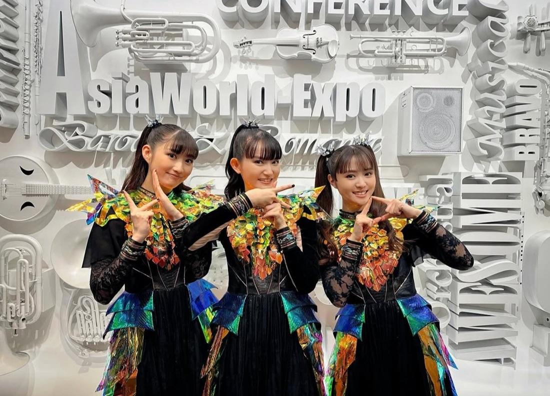 2010年組成的BABYMETAL,成員包括SU-METAL、MOMOMETAL和MOAMETAL。