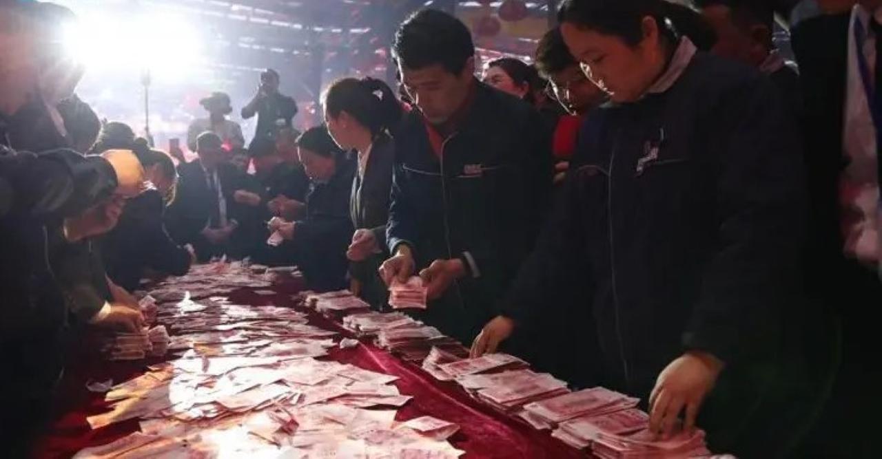 獎金發放現場。(大象新聞圖片)