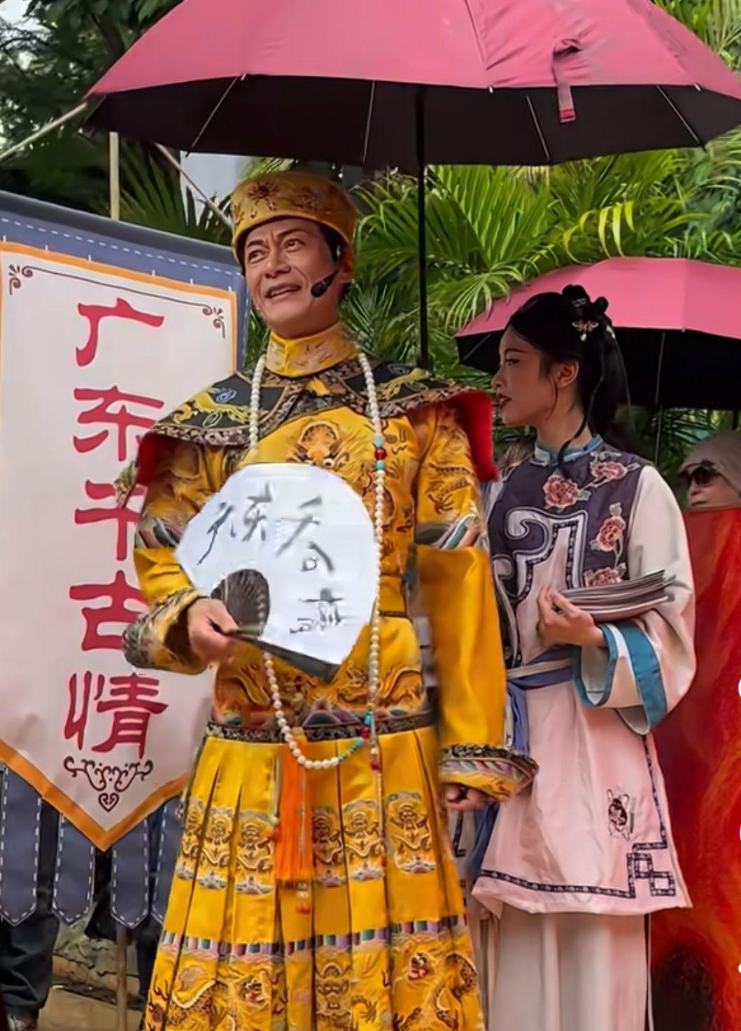 江華重現《九五至尊》造型扮皇帝。