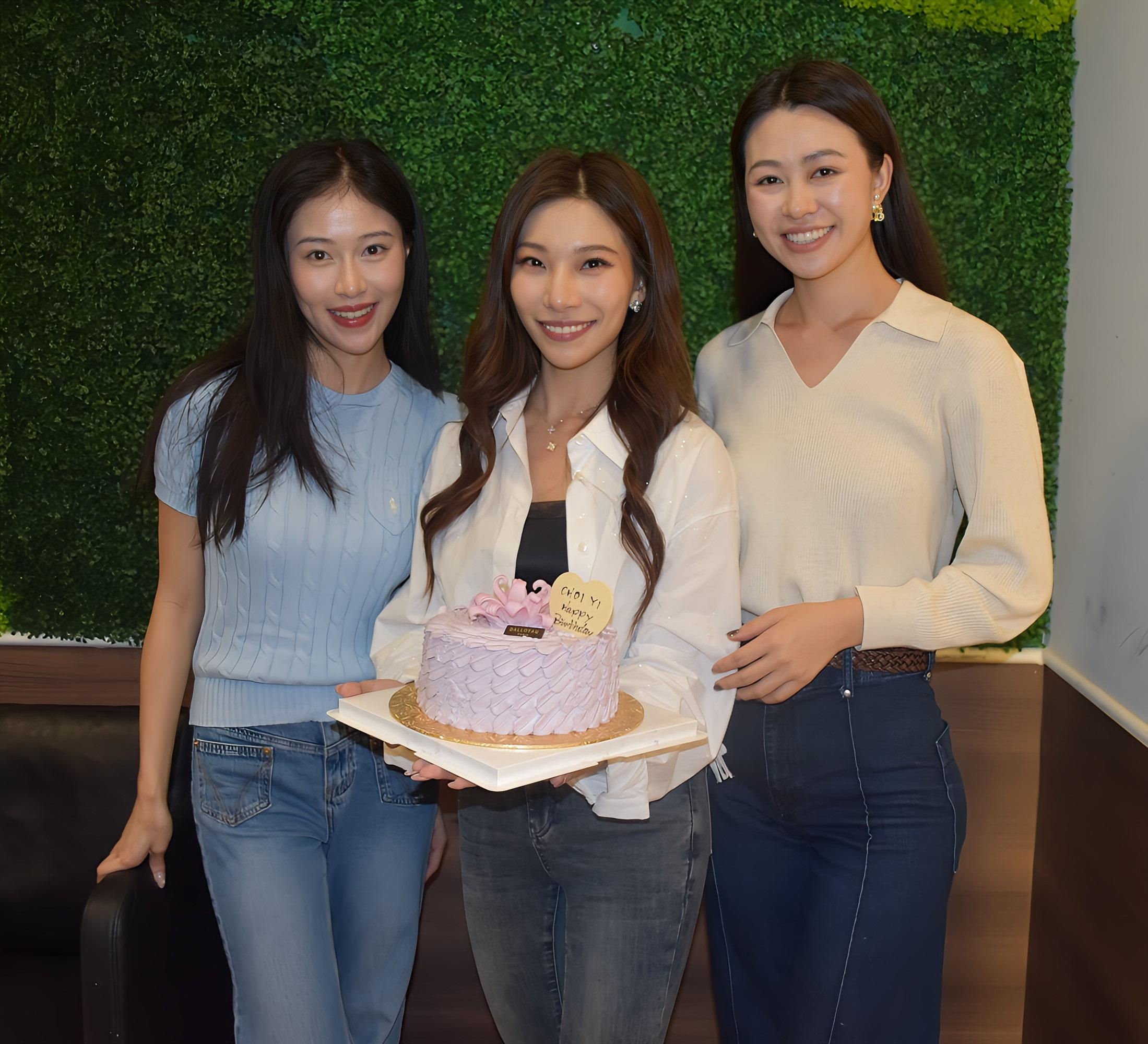 同為港姐出身的倪樂琳、陳銘鳳為梁采貽慶生。