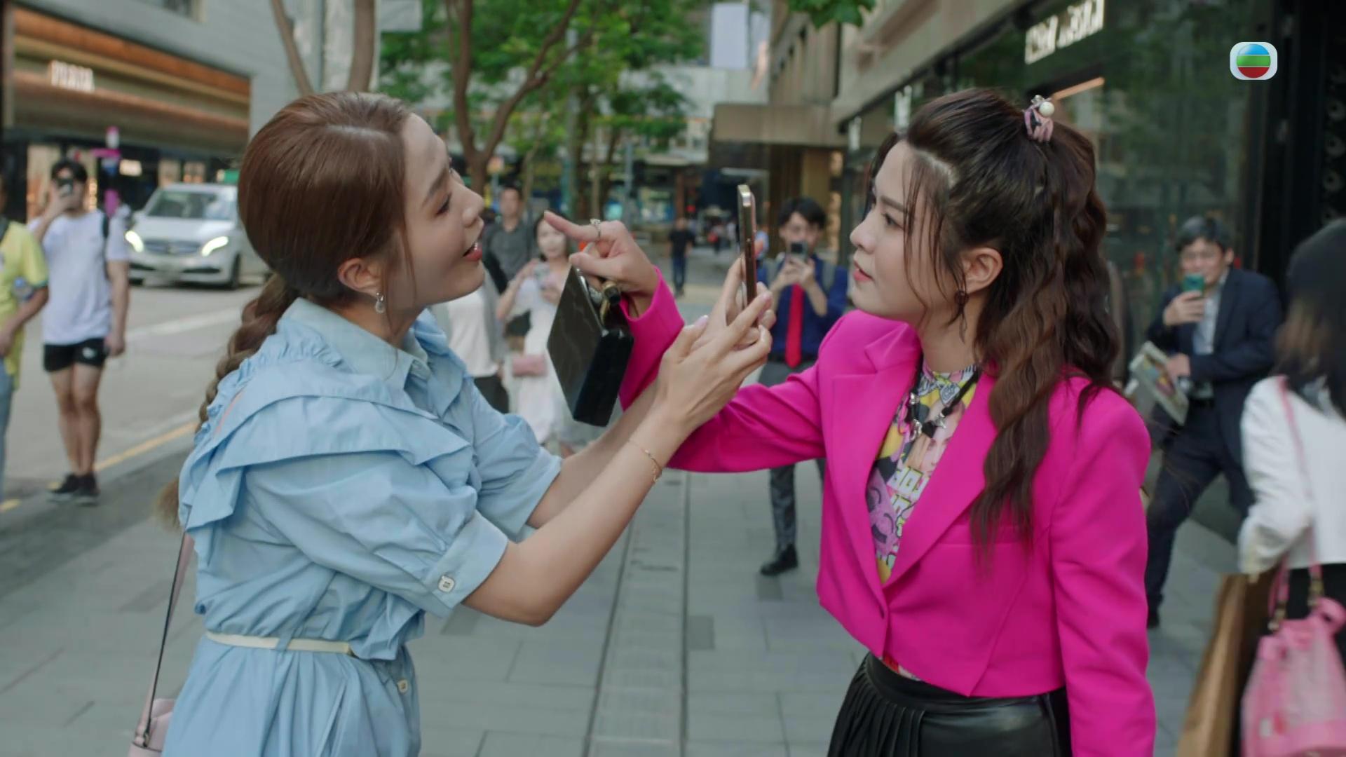 梁敏巧客串扮八婆網紅超搶戲。