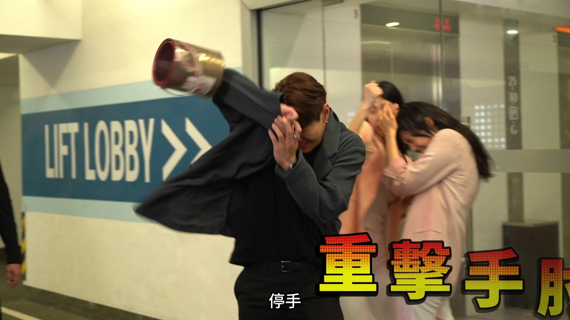 但現實嚟講,天宇拍呢個動作嘅時候、似足雜耍現場。