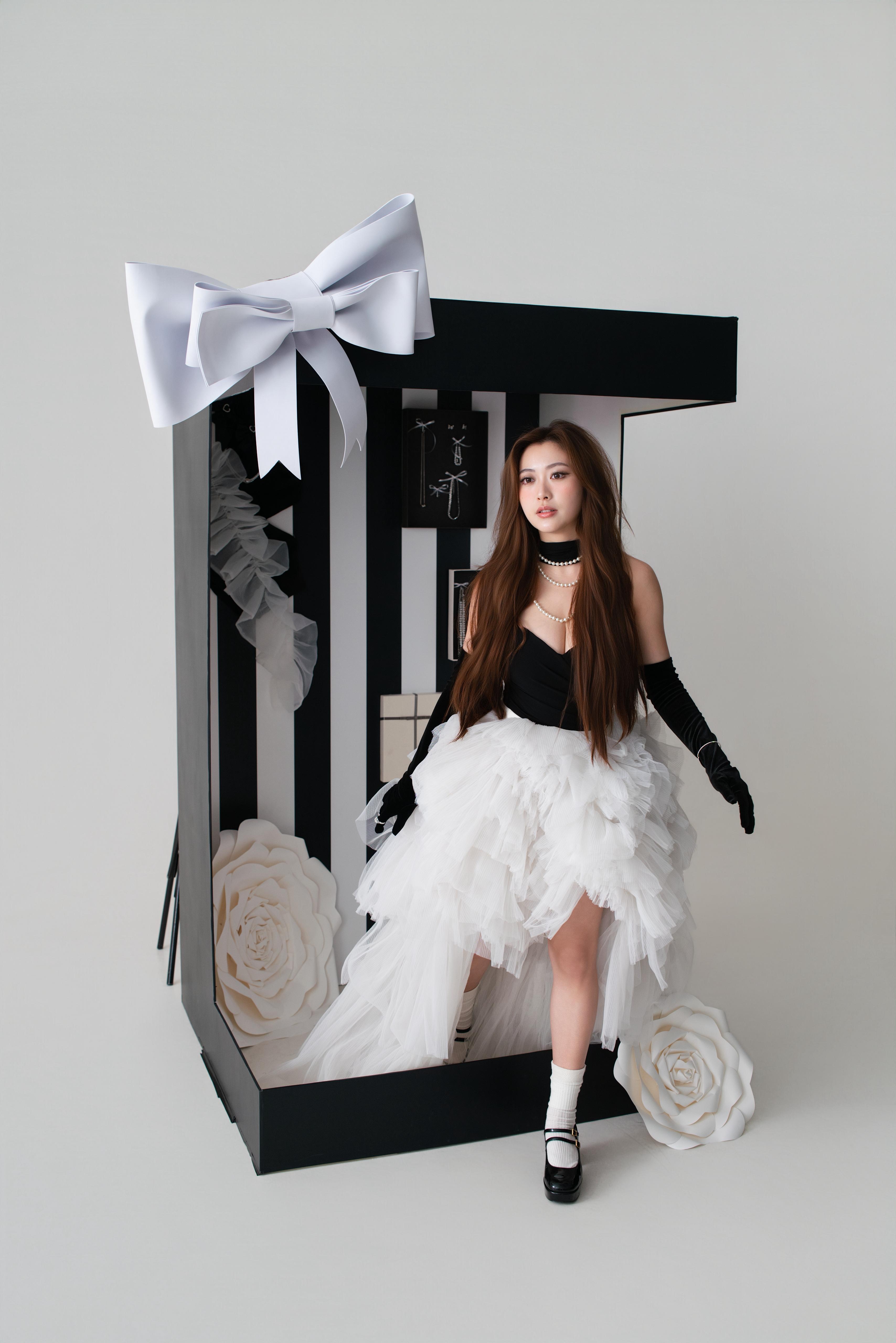 Kylie C.為新歌MV扮Barbie任人擺布。