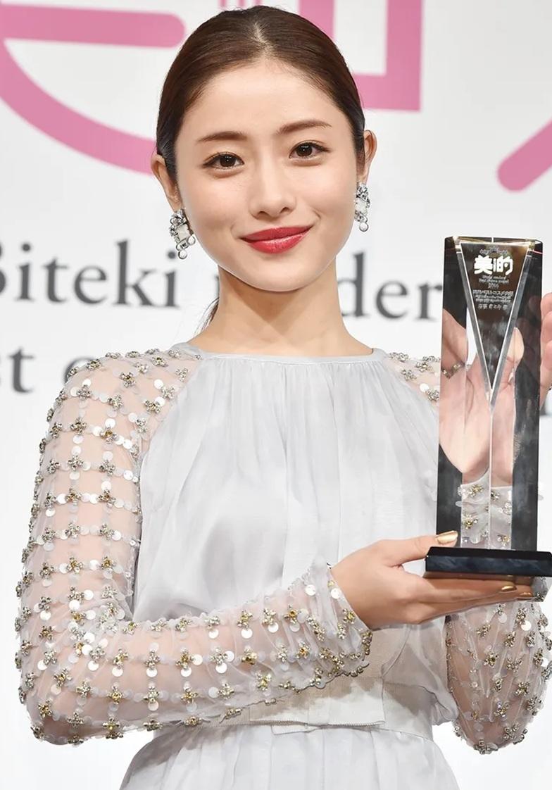 2016年絕對是聰美的黃金時期,連續兩年當選最想擁有面容獎。