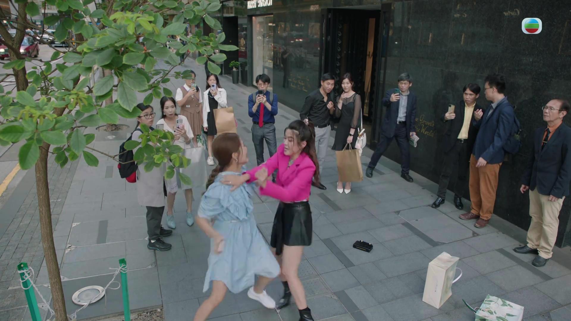 梁敏巧客串扮八婆網紅超搶戲。