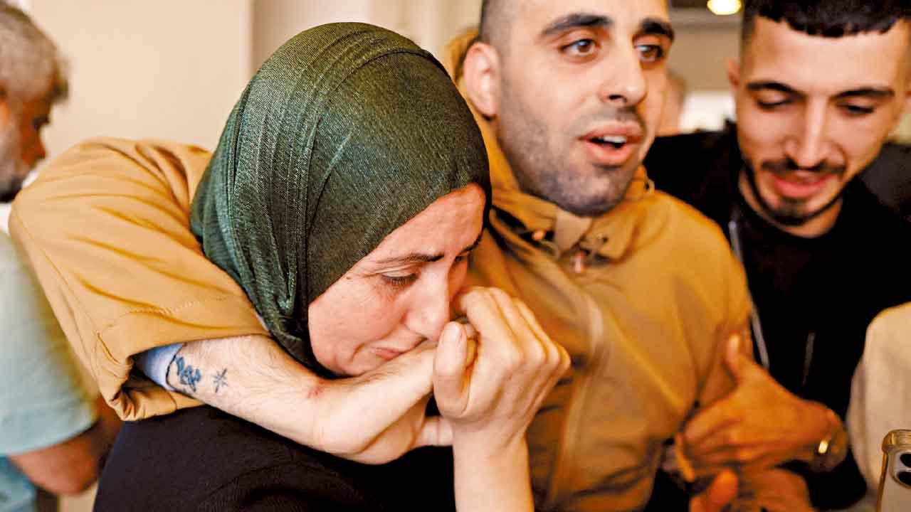 巴勒斯坦囚犯獲釋與家人團聚。(路透社)