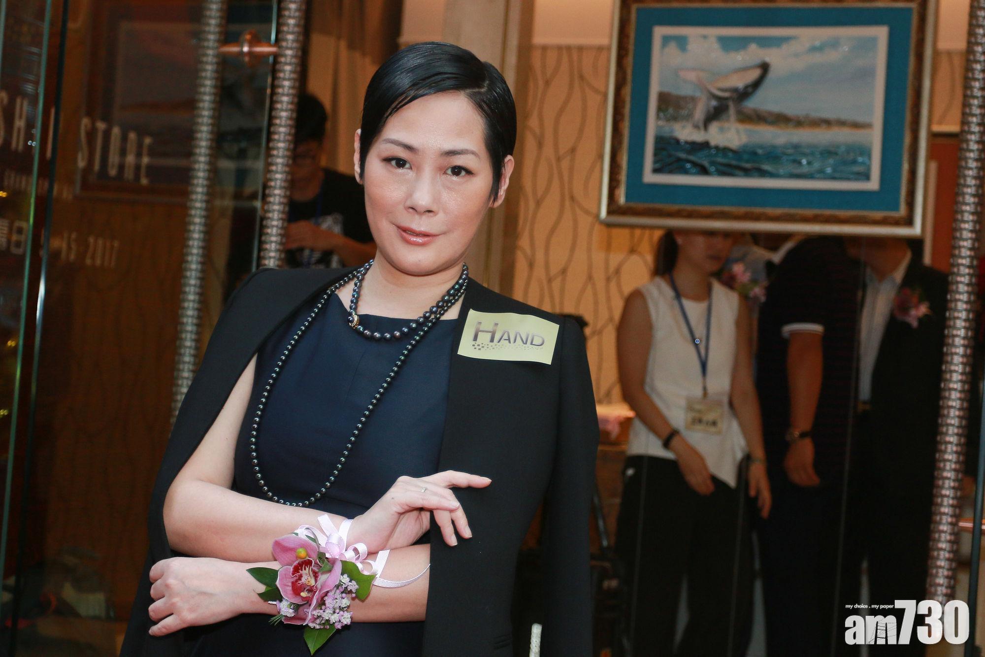 關淑怡自從於2020年在社交網表達對所屬公司環球唱片不滿,同年宣布退出樂壇。