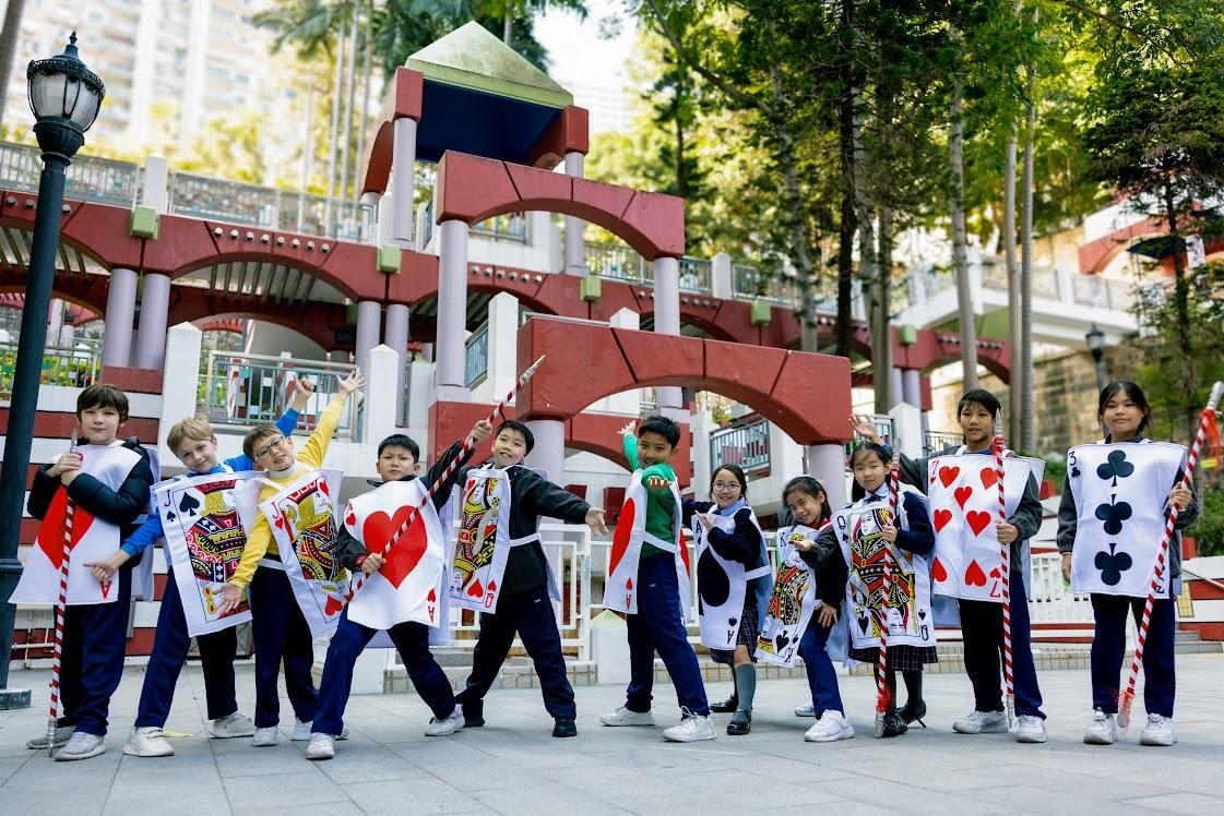 成果展以《愛麗絲夢遊仙境》為主題進行。(學校提供)