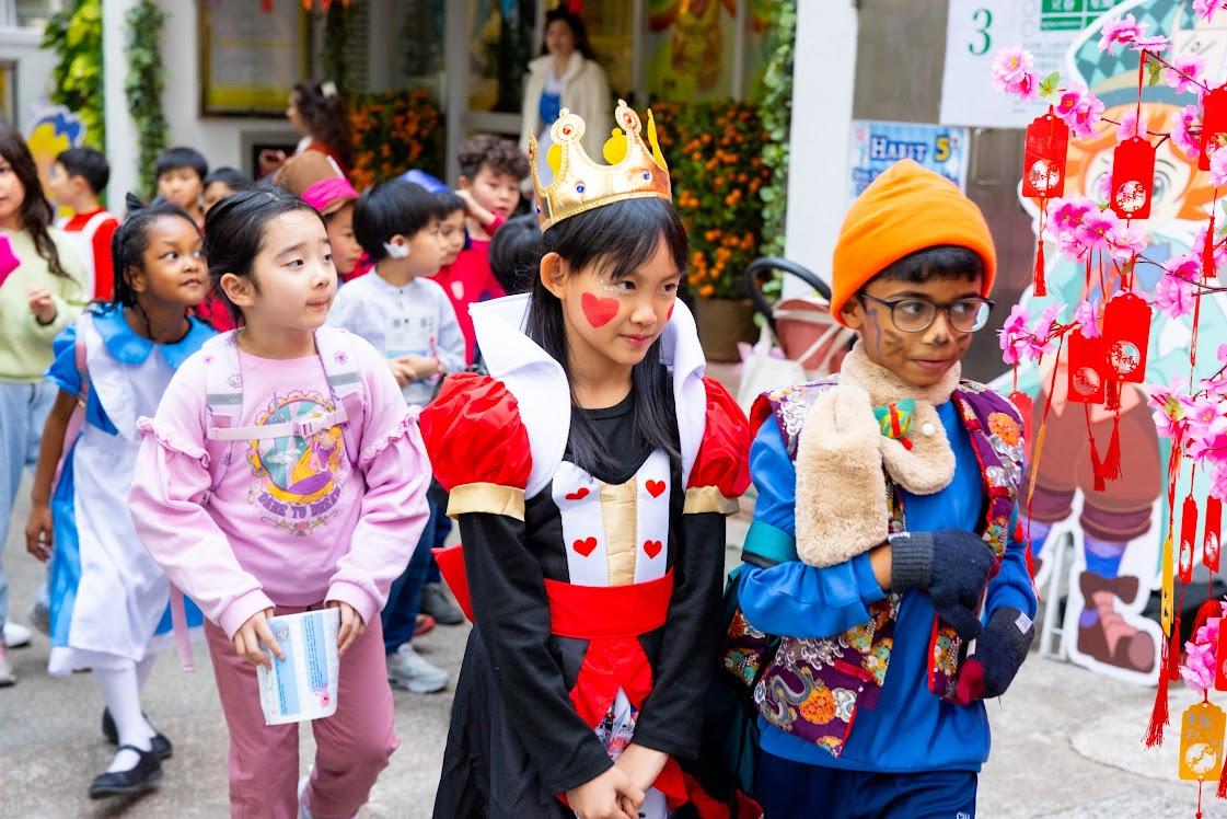 學生化身書中角色參與展覽。(學校提供)