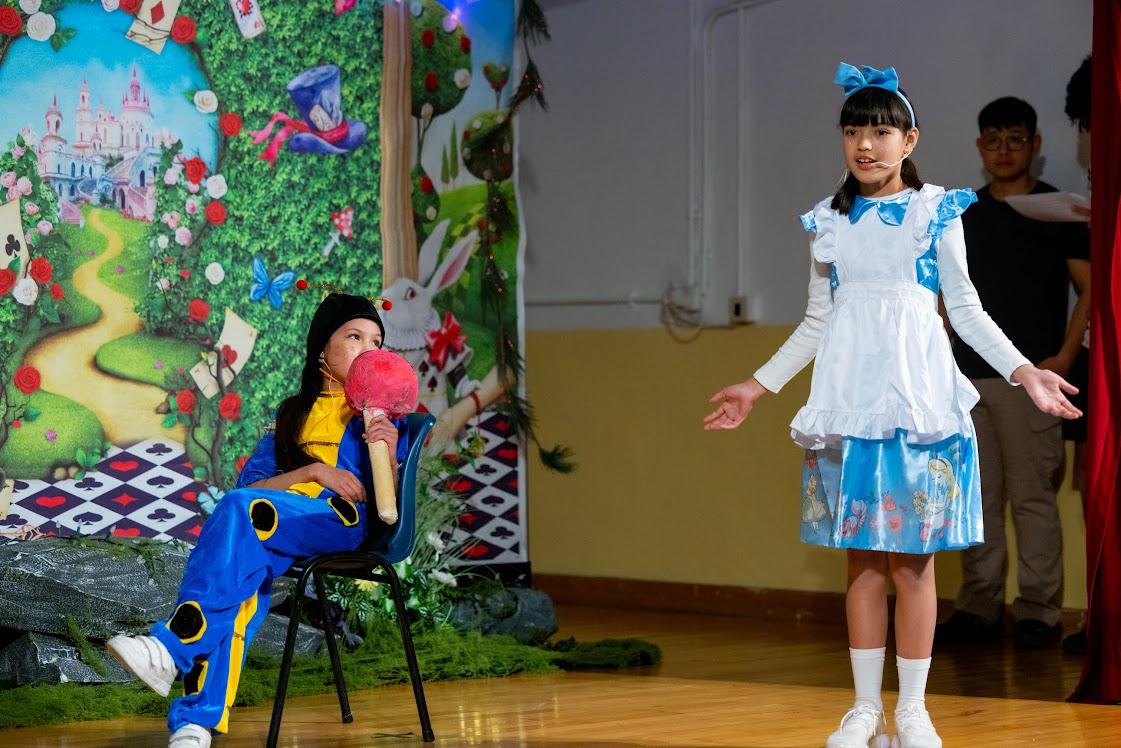 學生化身書中角色。(學校提供)