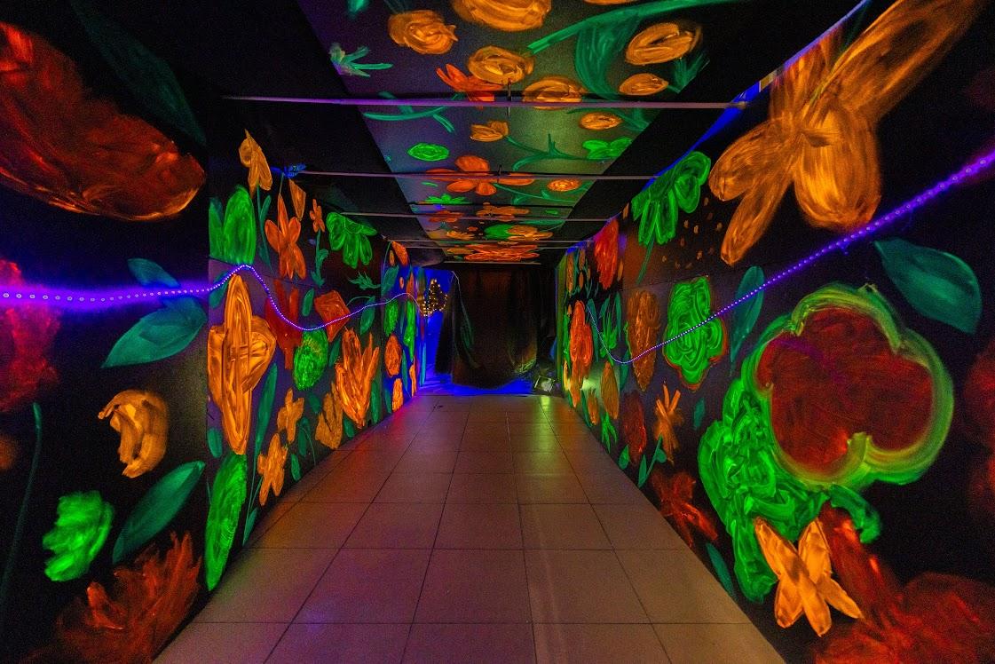 成果展以《愛麗絲夢遊仙境》為主題進行。(學校提供)