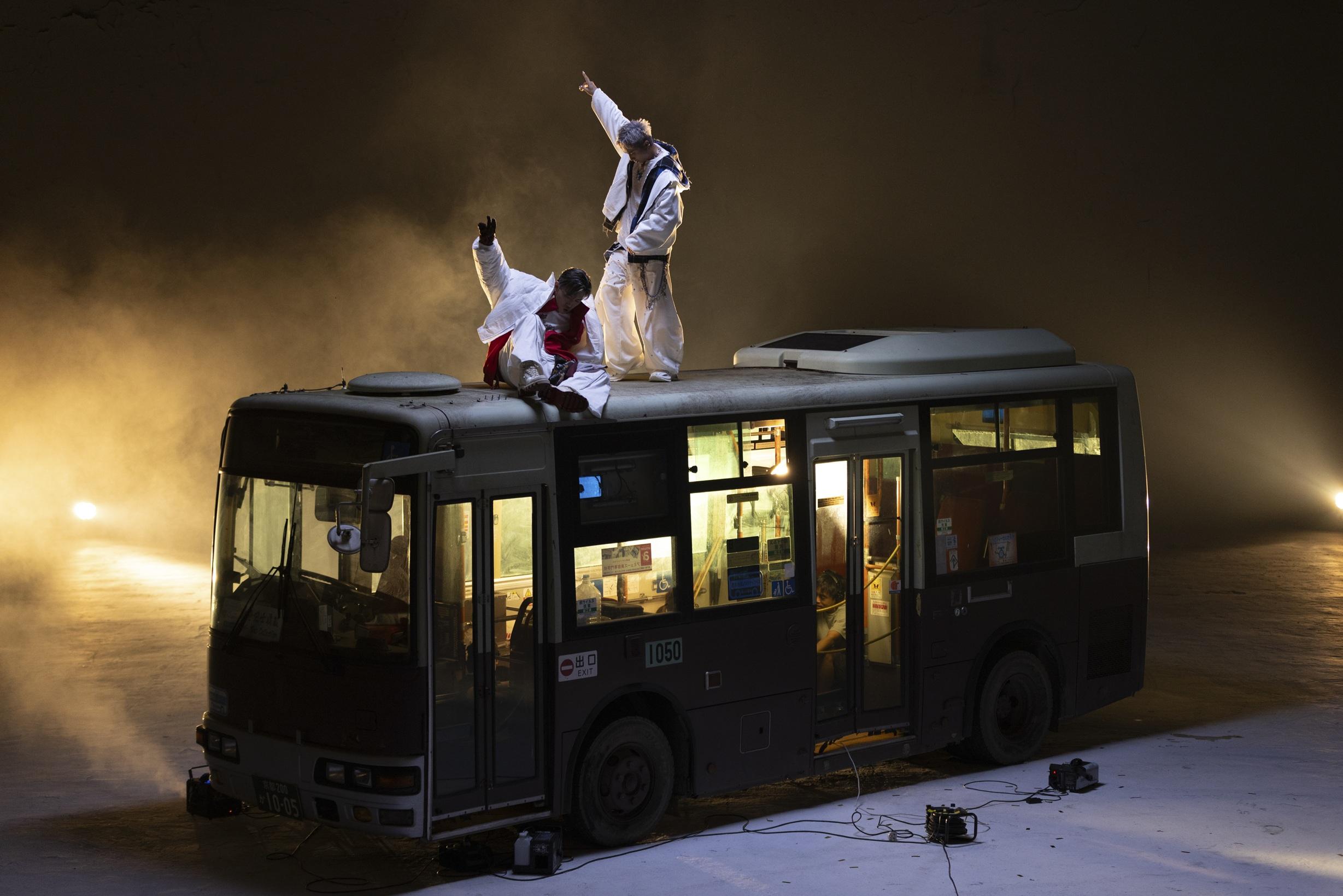 張天賦與Billy Choi為新歌《168.5》拍MV,大爆對方企在巴士上腳震震。