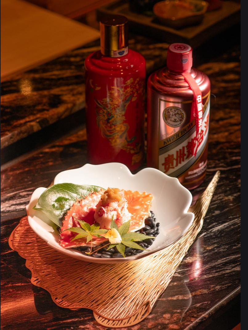 清蒸北海道毛蟹拆肉後,連蟹膏,鋪上龍蝦汁寒天啫喱,用香水瓶噴上貴州茅台酒。