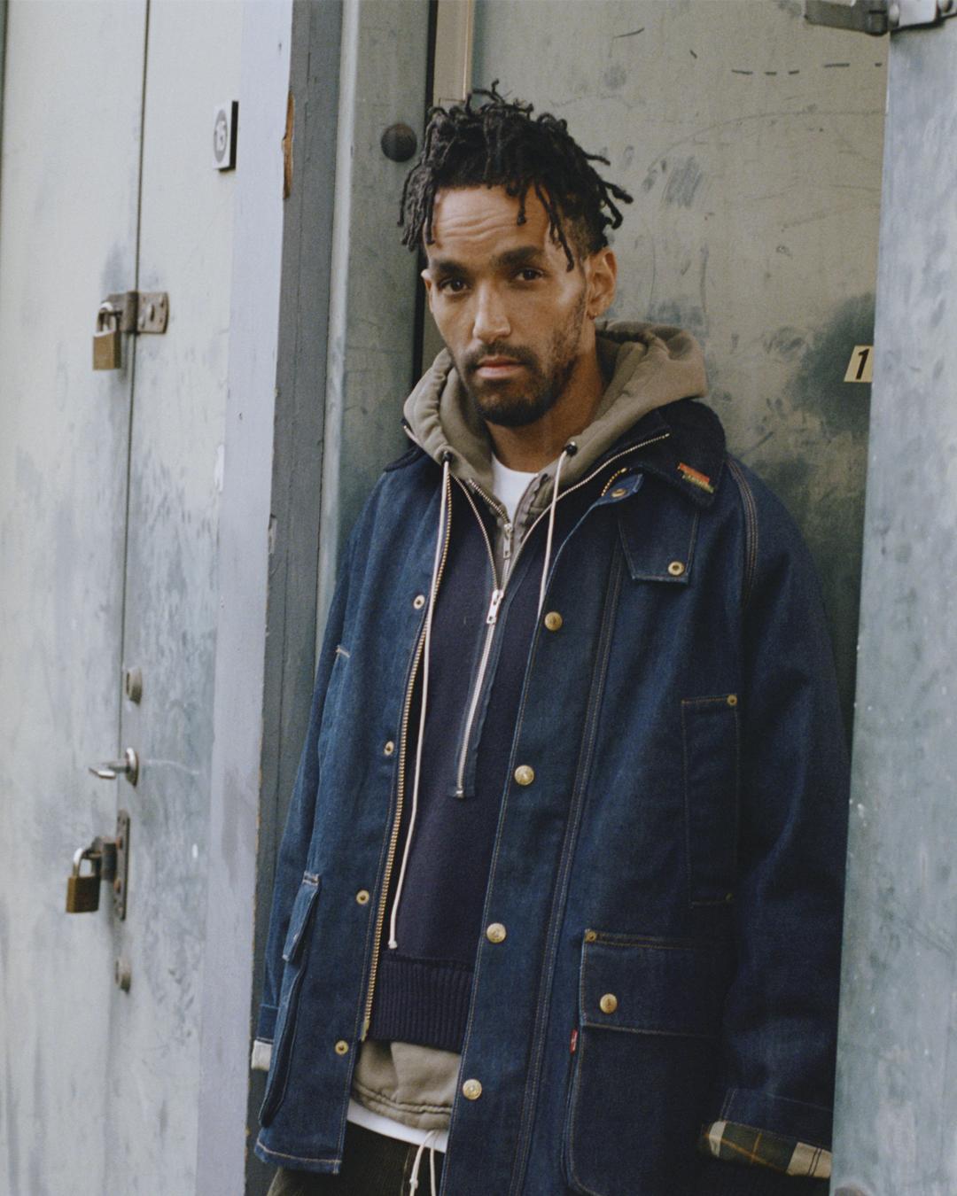 牛仔工裝風格版本的Barbour Bedale外套,採用三重加固車線,呈現真實耐磨質感。