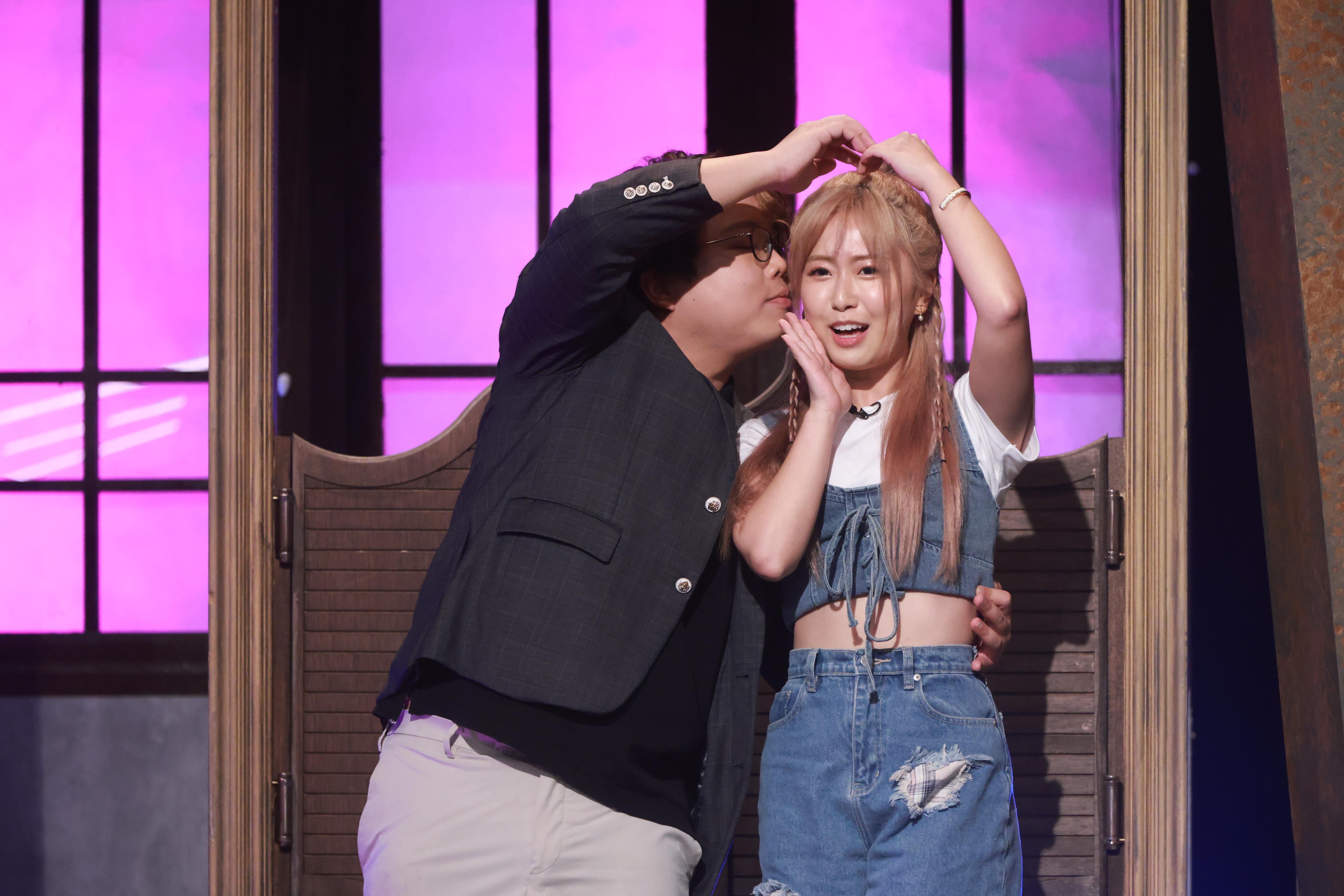 當Babyface咀Nina時,她面露驚訝表情。