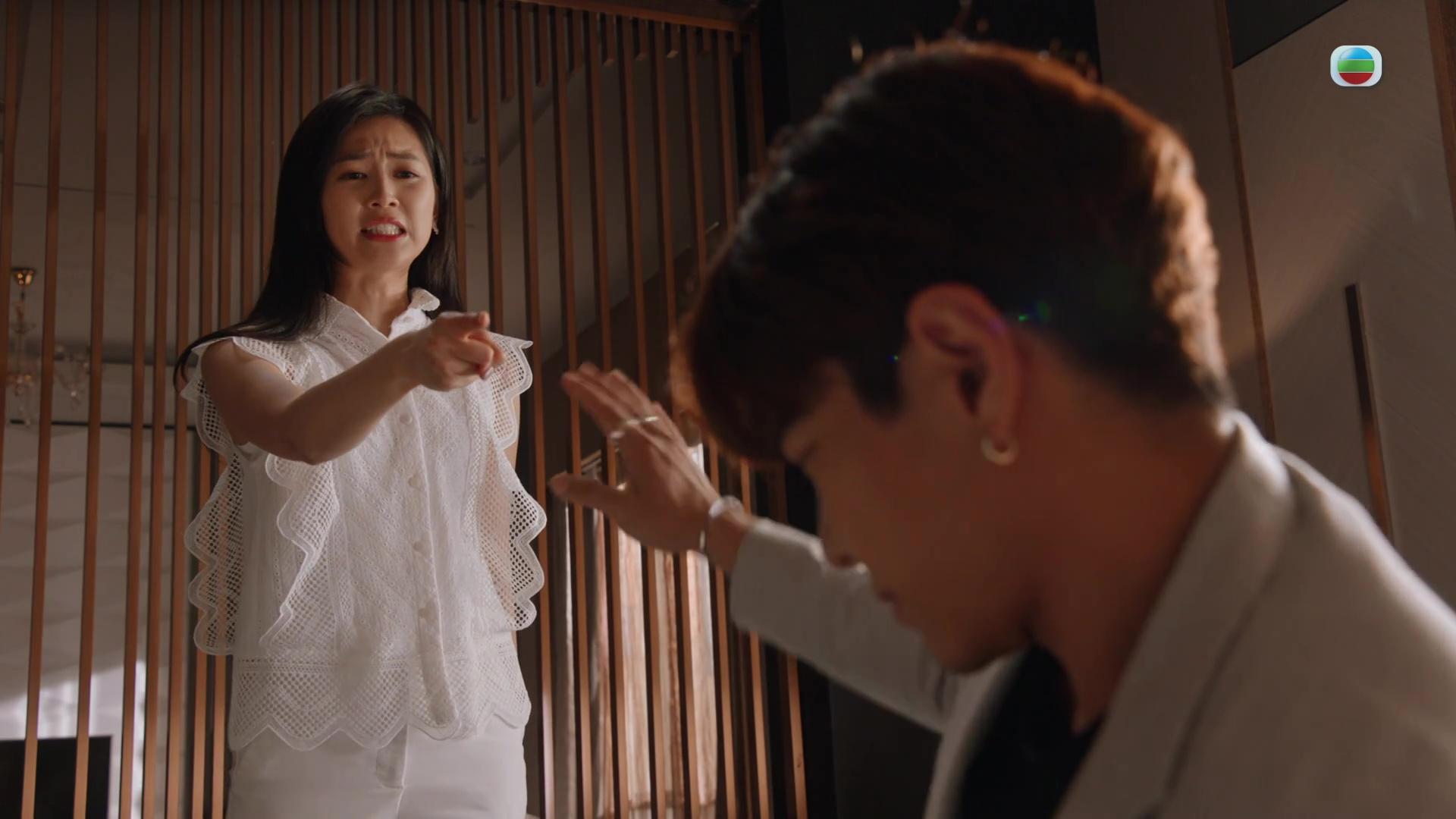 郭柏妍為咗六千蚊瘋狂啄住羅天宇。