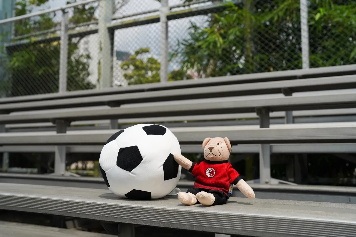 由即日起至11月28日,於全線門市購物滿$388,即可獲贈限量版IKEA FABLER BJÖRN小熊公仔港隊球衣一套 。