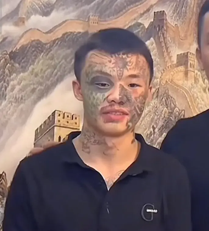 「紋面男孩」夏朝勇9歲起第一次紋身。