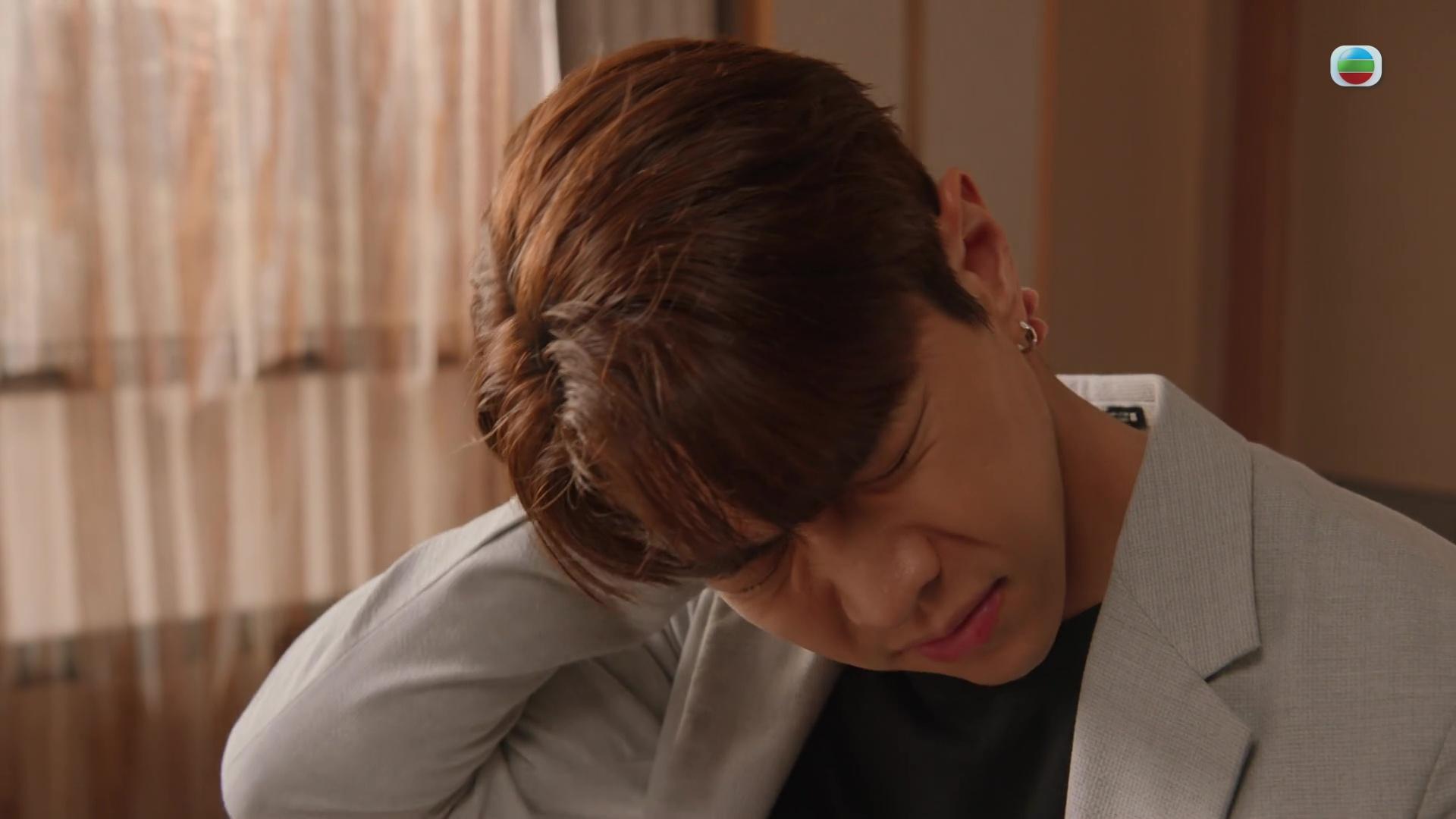 郭柏妍為咗六千蚊瘋狂啄住羅天宇。