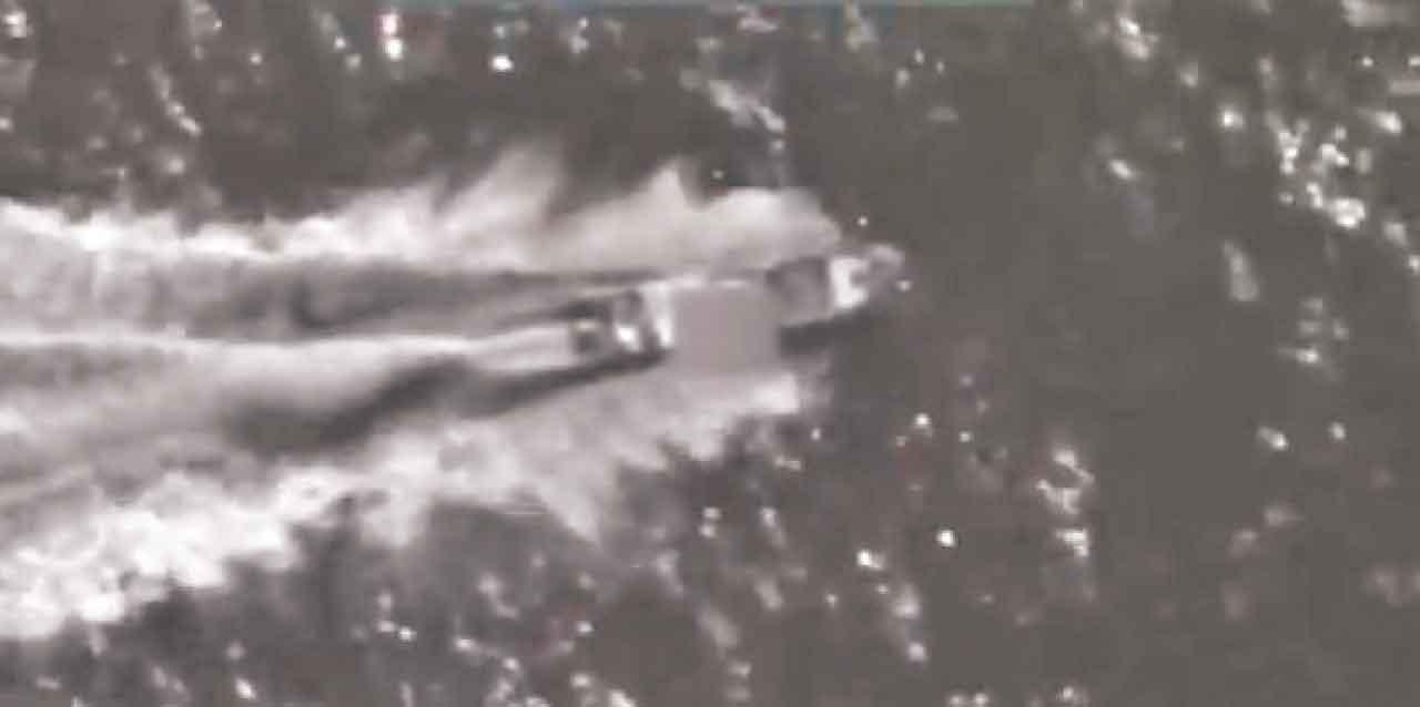 美軍瞄準,疑運毒船中彈起火,貨物散落海上。