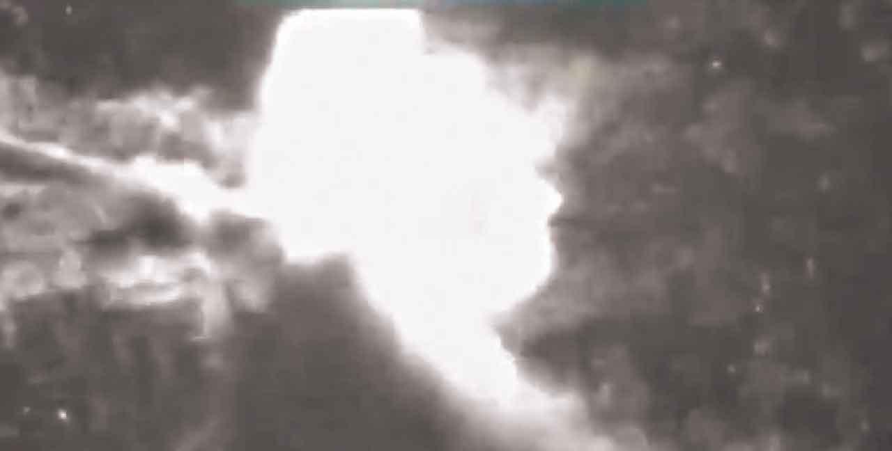 美軍瞄準,疑運毒船中彈起火,貨物散落海上。