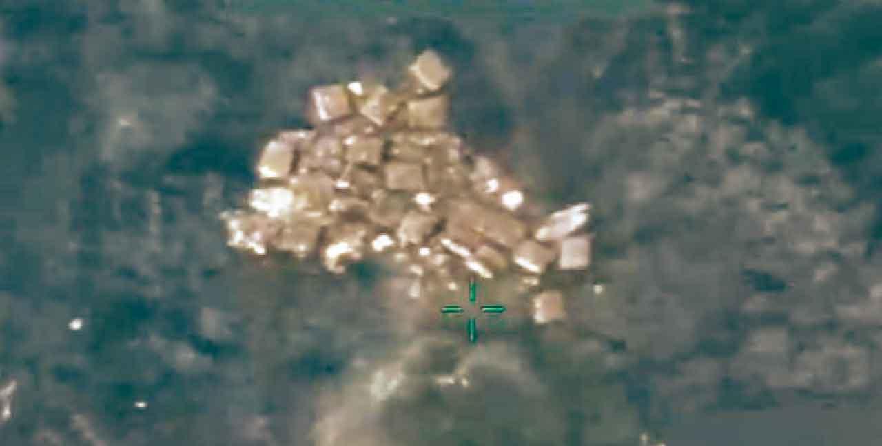 美軍瞄準,疑運毒船中彈起火,貨物散落海上。