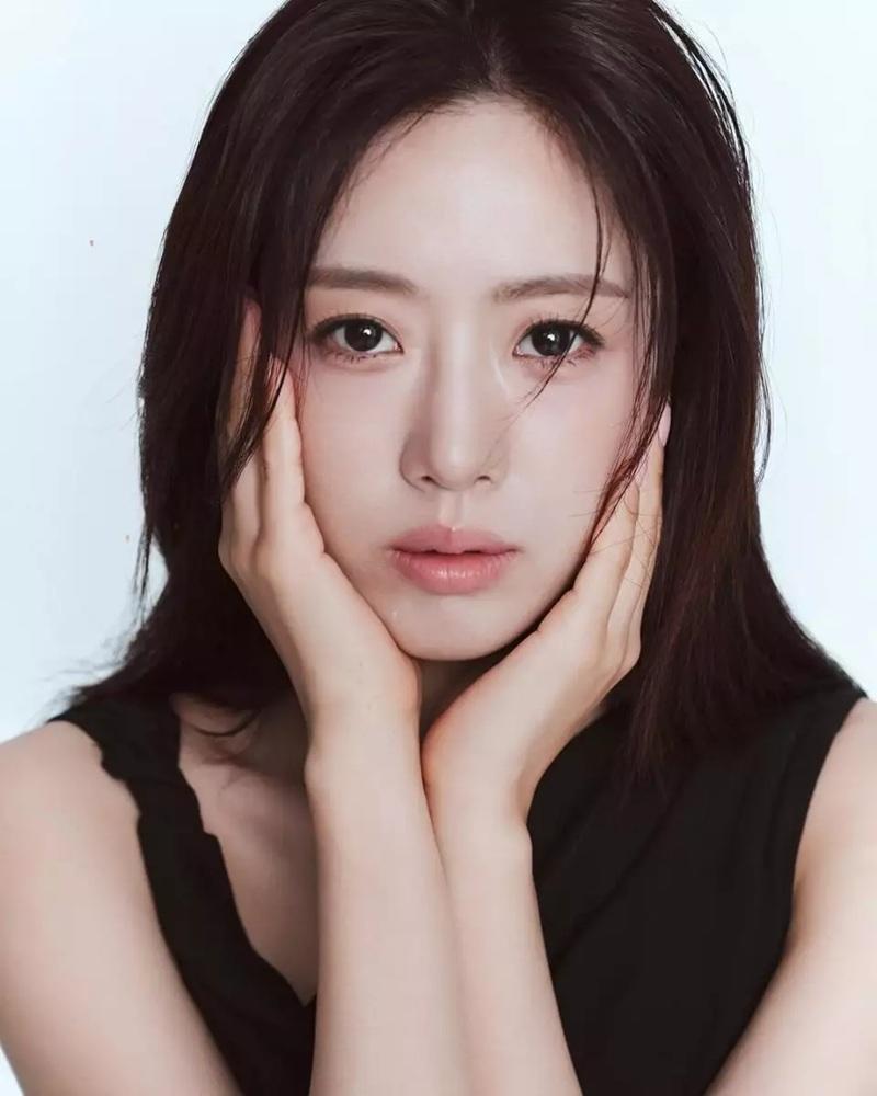 童星出身的𤨒晶,2009年出道,為委任T-ara首任隊長。