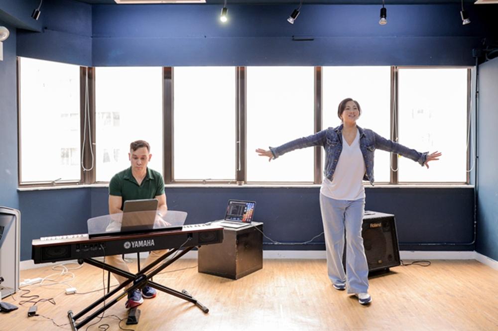 原子鏸走出喪母之痛,重現笑容。