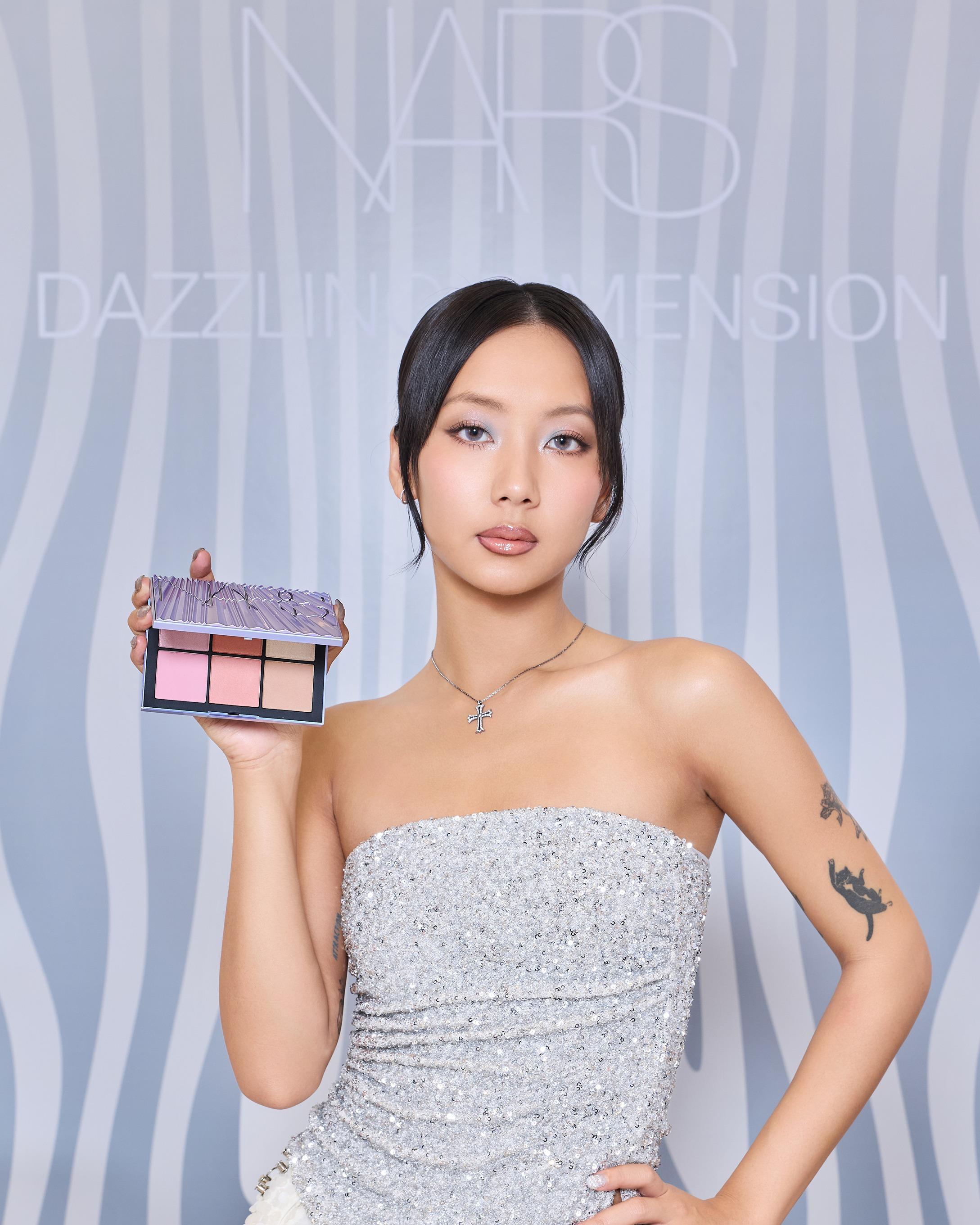 限量的Ethereal Aura胭脂組合,各包含6款胭脂色調,融合霧面與珠光質感,細緻粉狀胭脂可層疊暈染,塑造鮮明立體的紅潤光采。