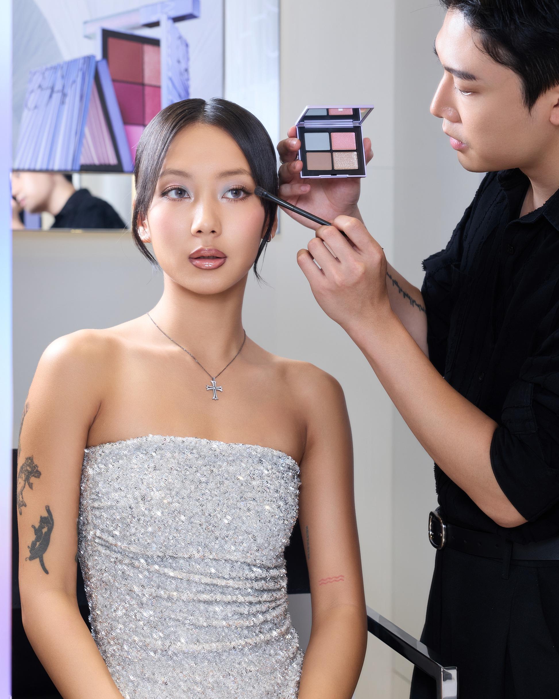 SOLARIS四色眼影同樣以新色姿態現身,閃亮玫瑰粉與淺褐色,搭配現代的灰藍與啞緻中性棕色,展現層次分明的魅力。