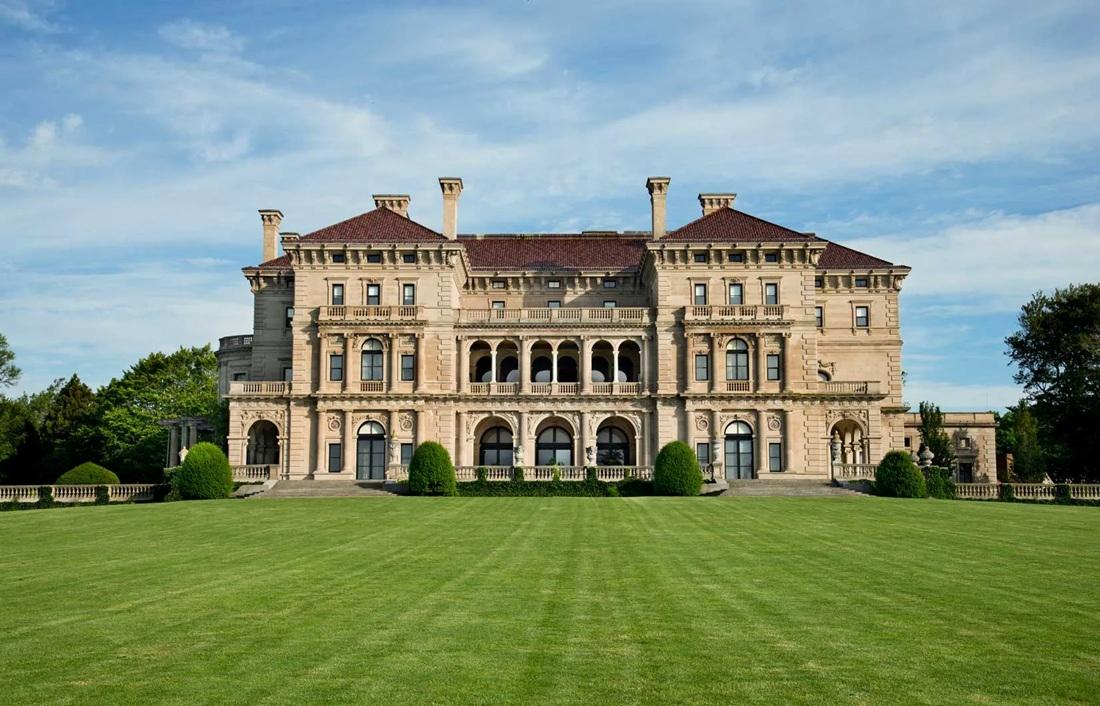 Taylor舉行婚禮心儀大宅名「The Breakers」,位於羅德島紐波特(Newport),建於1895年,樓高5層,擁有70間睡房。