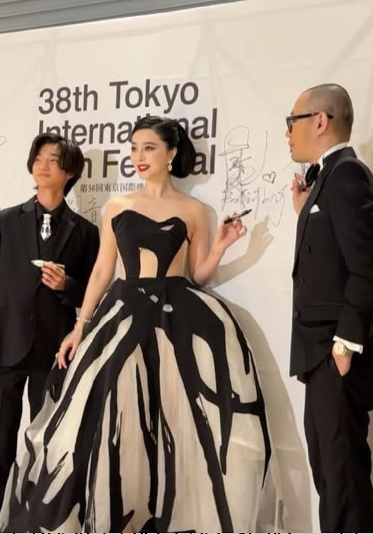范冰冰與導演等在電影節開幕式簽名留念。