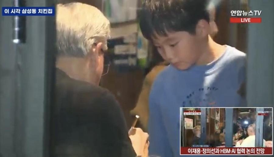 黃仁勳與三星李在鎔及現代會長鄭義宣 食炸雞談AI數百民眾逼爆拍照