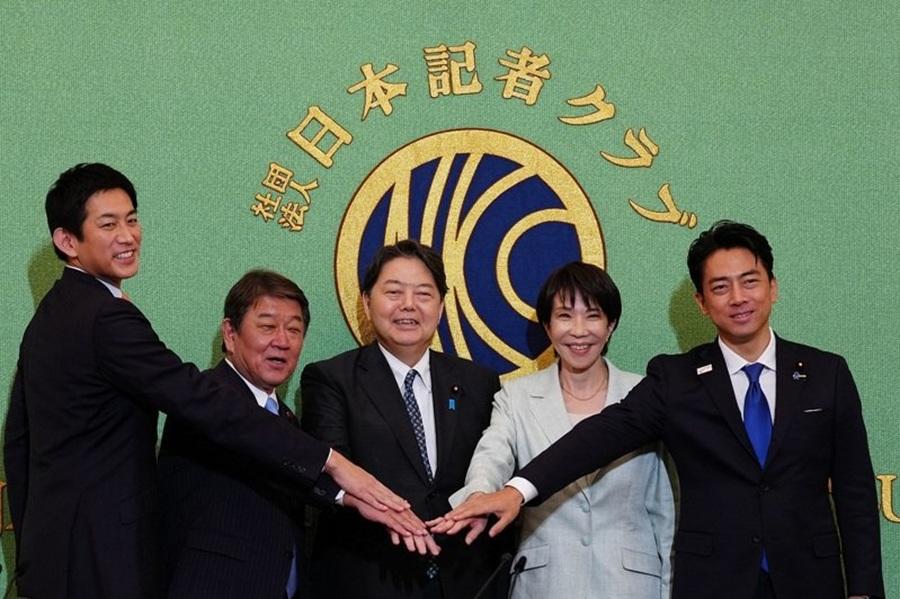 5位候選人競爭自民黨總裁,結果小泉進次郎(右)敗給身旁的高市早苗。