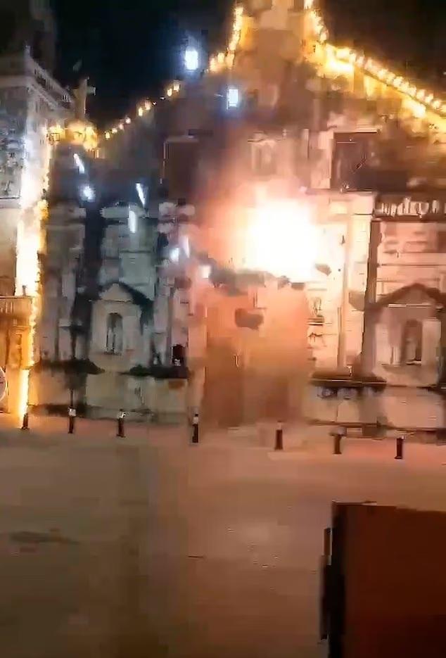 菲律賓6.9級地震教堂大鐘墮地 猛烈搖晃街上民眾嚇到緊緊擁抱(有片)